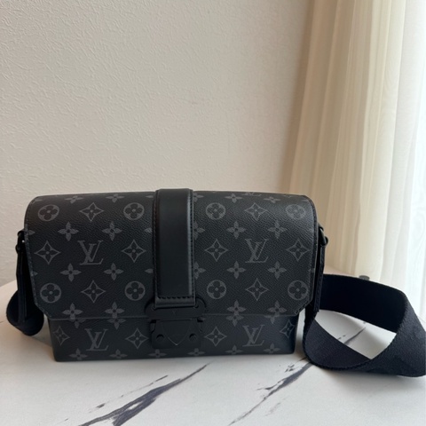 LV黑花紋吸釦斜背包 帥氣又有型😎