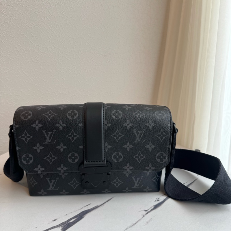 LV黑花紋吸釦斜背包 帥氣又有型😎-0