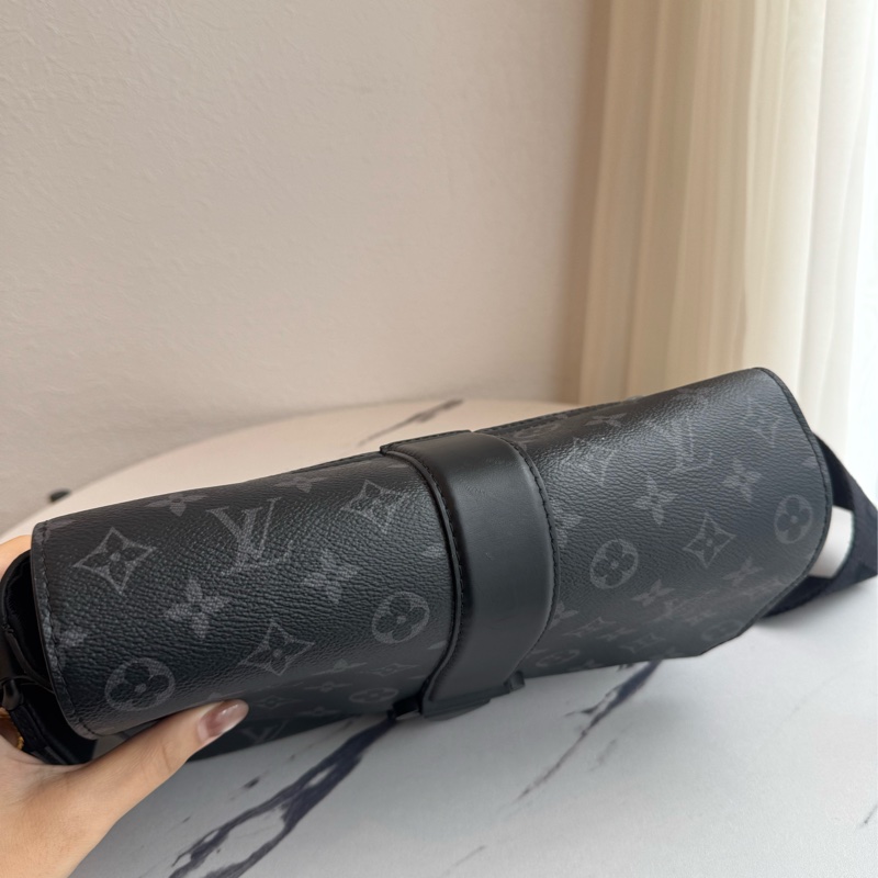 LV黑花紋吸釦斜背包 帥氣又有型😎-1