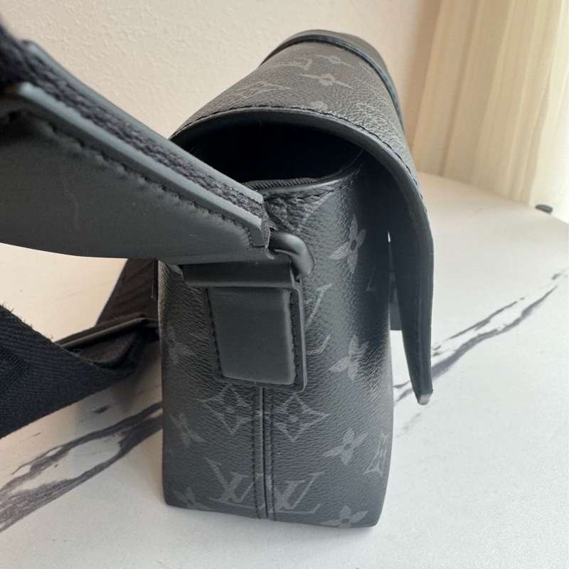 LV黑花紋吸釦斜背包 帥氣又有型😎-2