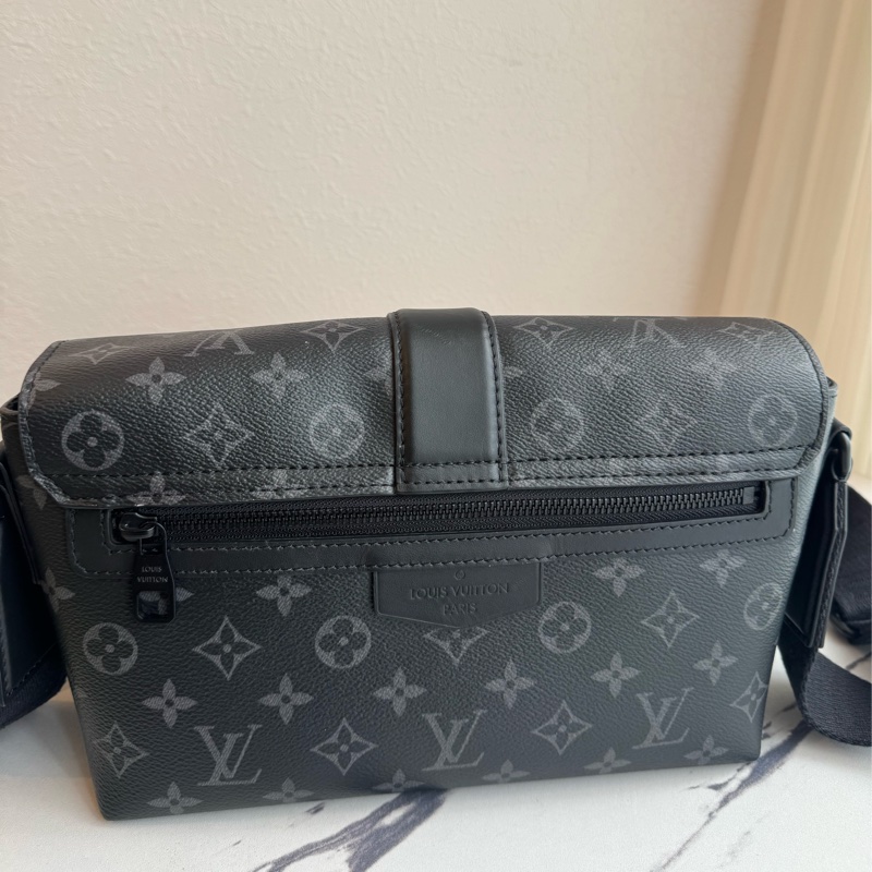 LV黑花紋吸釦斜背包 帥氣又有型😎-3