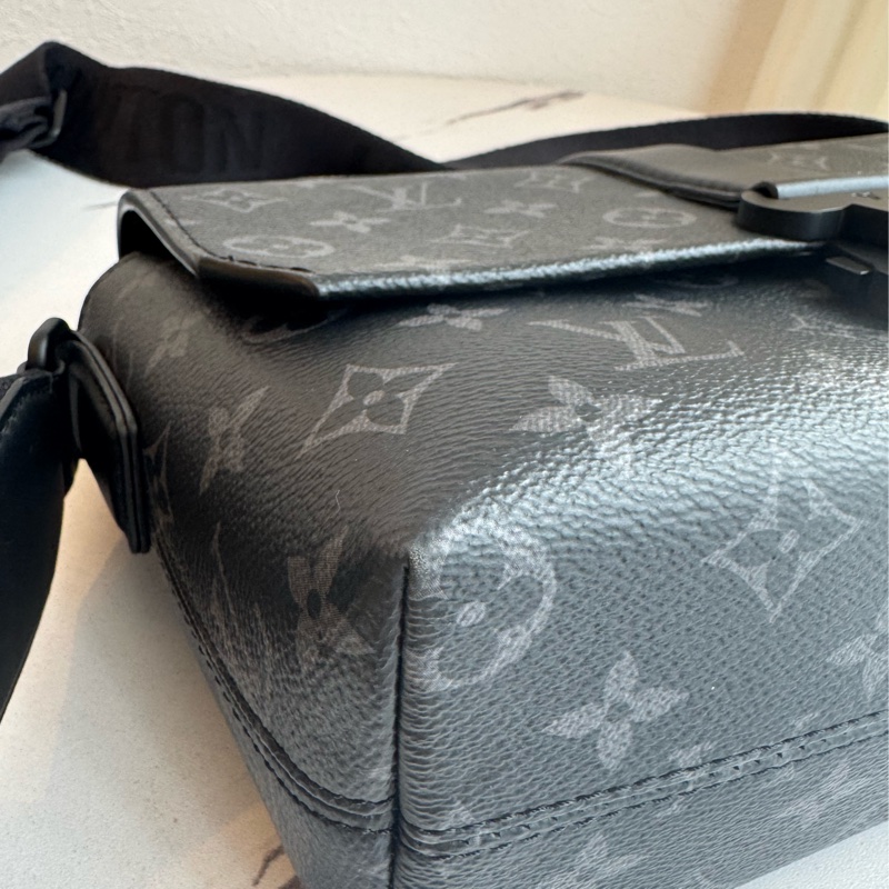 LV黑花紋吸釦斜背包 帥氣又有型😎-5