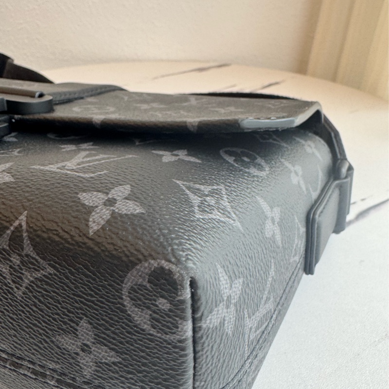 LV黑花紋吸釦斜背包 帥氣又有型😎-6