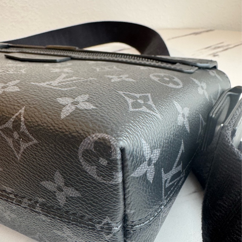 LV黑花紋吸釦斜背包 帥氣又有型😎-7