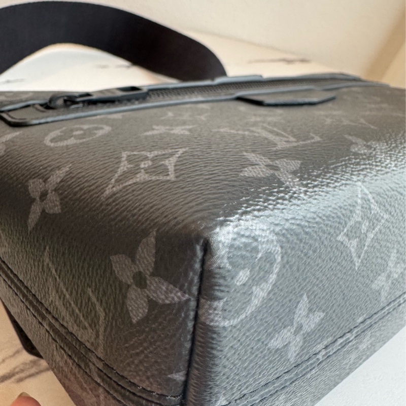 LV黑花紋吸釦斜背包 帥氣又有型😎-8