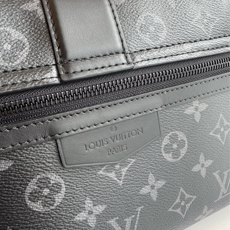 LV黑花紋吸釦斜背包 帥氣又有型😎-10