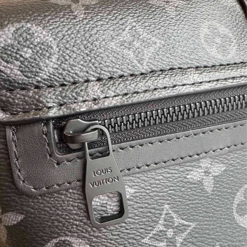 LV黑花紋吸釦斜背包 帥氣又有型😎-11