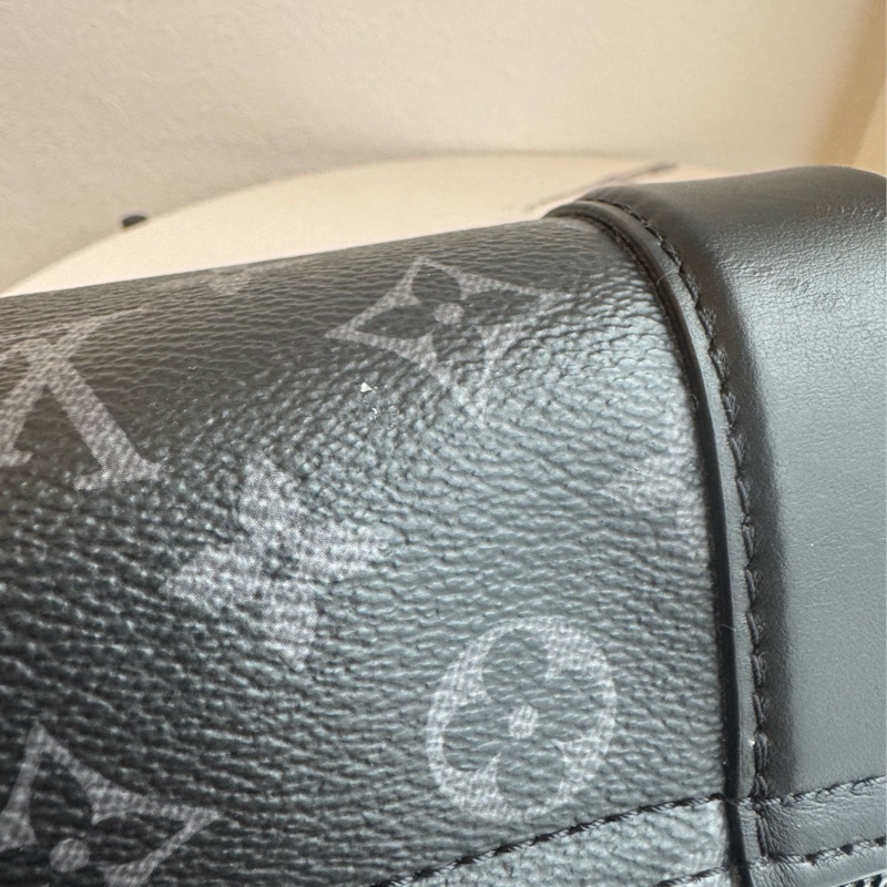 LV黑花紋吸釦斜背包 帥氣又有型😎-13