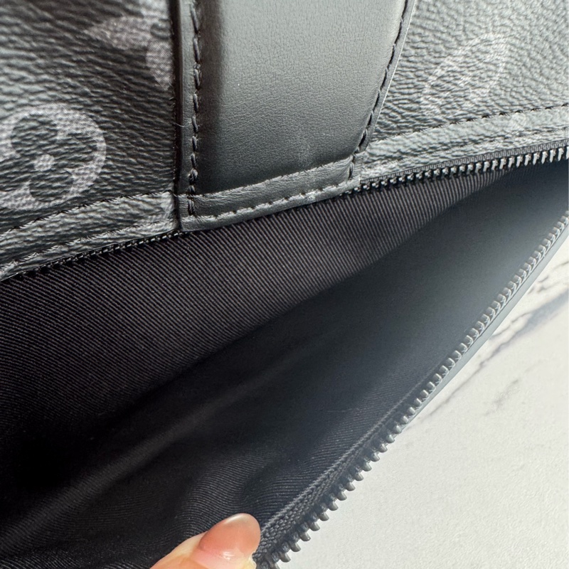 LV黑花紋吸釦斜背包 帥氣又有型😎-14