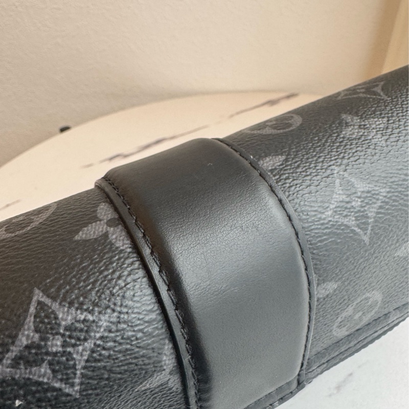 LV黑花紋吸釦斜背包 帥氣又有型😎-15