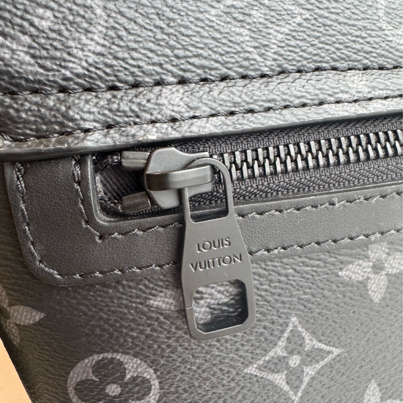 LV黑花紋吸釦斜背包 帥氣又有型😎-16