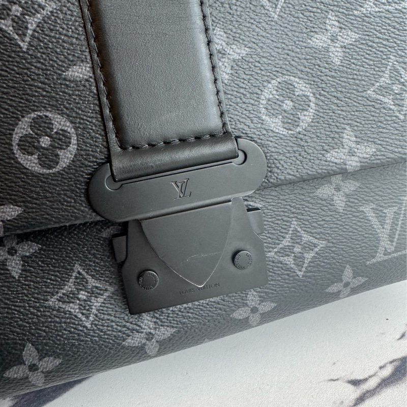 LV黑花紋吸釦斜背包 帥氣又有型😎-18