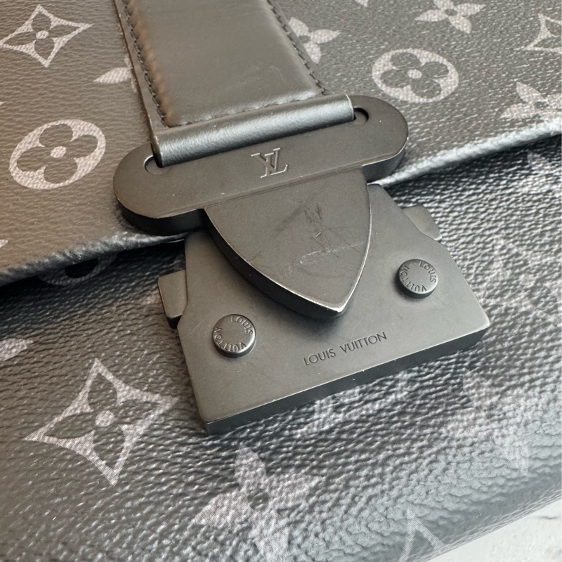 LV黑花紋吸釦斜背包 帥氣又有型😎-19