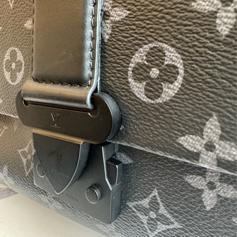 LV黑花紋吸釦斜背包 帥氣又有型😎-22