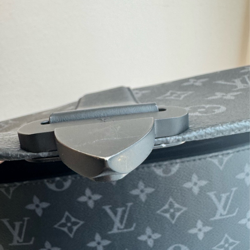 LV黑花紋吸釦斜背包 帥氣又有型😎-24