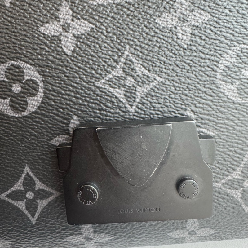 LV黑花紋吸釦斜背包 帥氣又有型😎-25