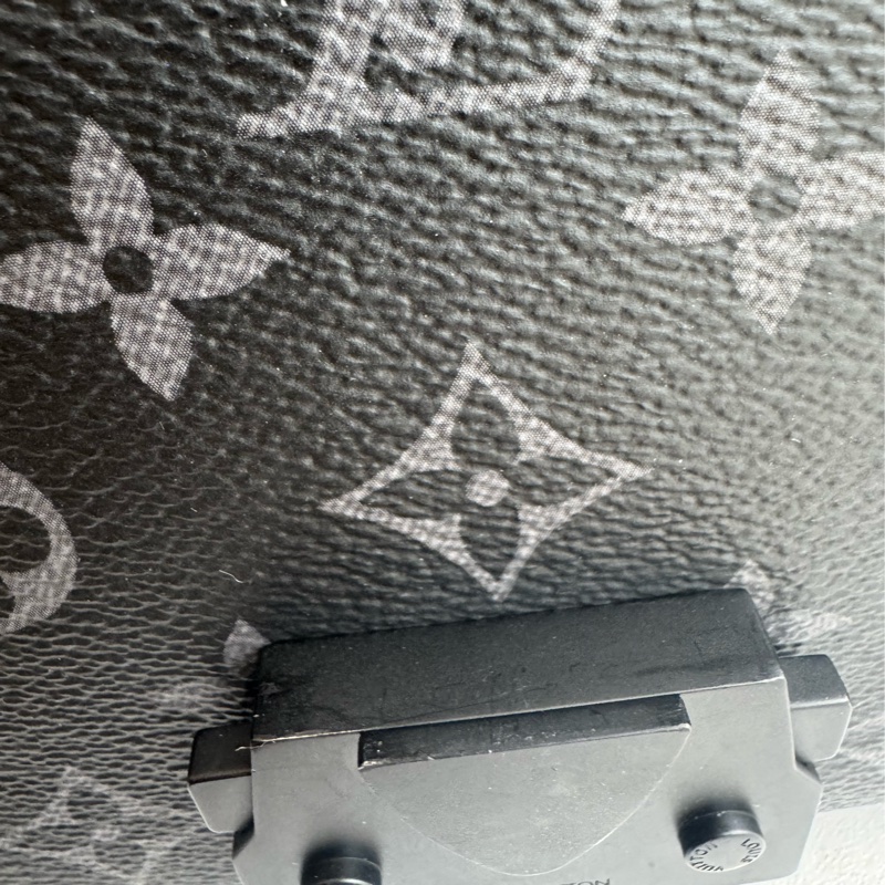 LV黑花紋吸釦斜背包 帥氣又有型😎-26