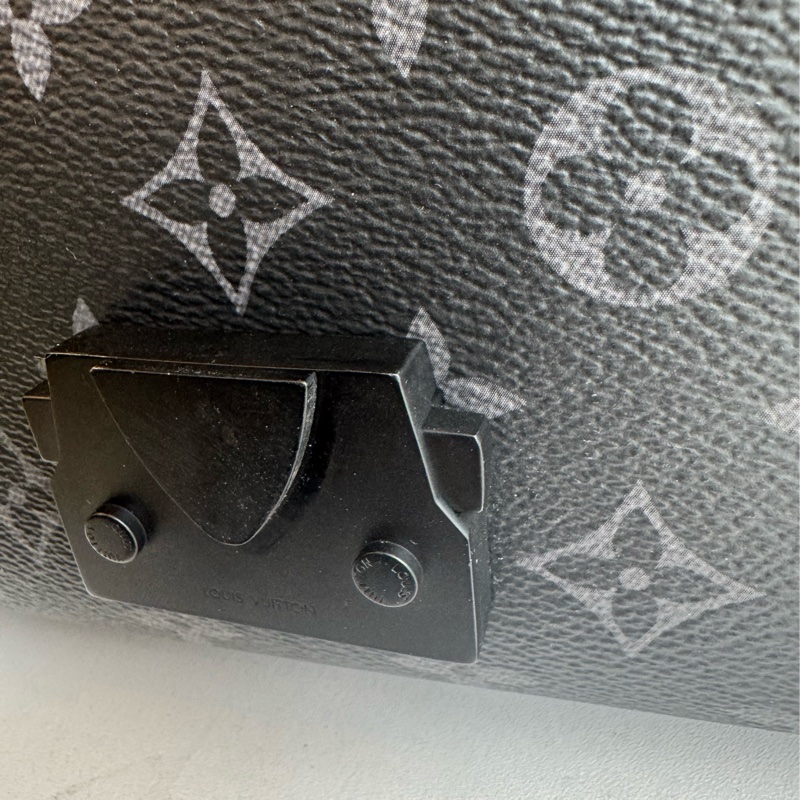 LV黑花紋吸釦斜背包 帥氣又有型😎-28