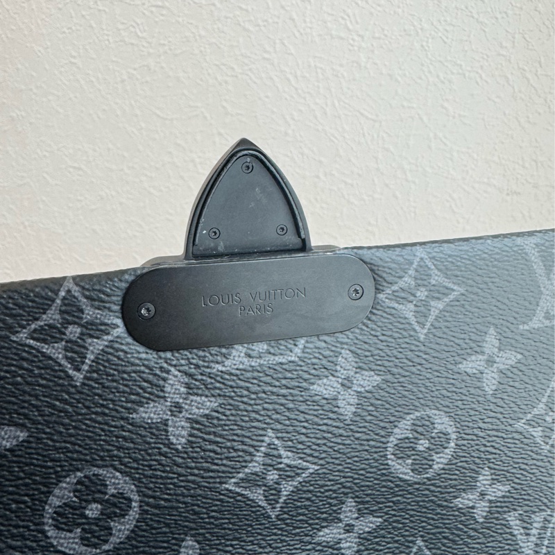 LV黑花紋吸釦斜背包 帥氣又有型😎-30