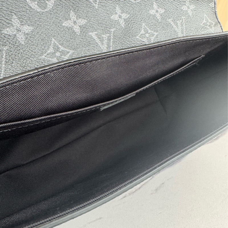 LV黑花紋吸釦斜背包 帥氣又有型😎-33