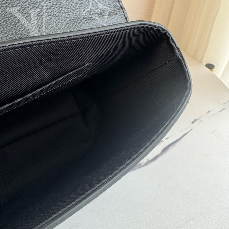 LV黑花紋吸釦斜背包 帥氣又有型😎-34