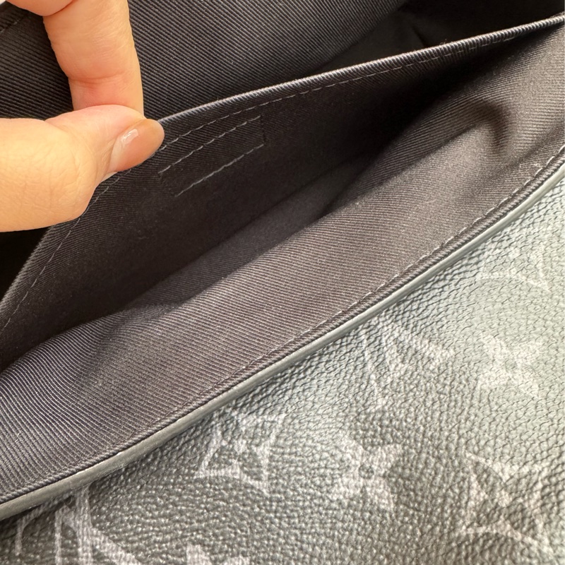 LV黑花紋吸釦斜背包 帥氣又有型😎-40