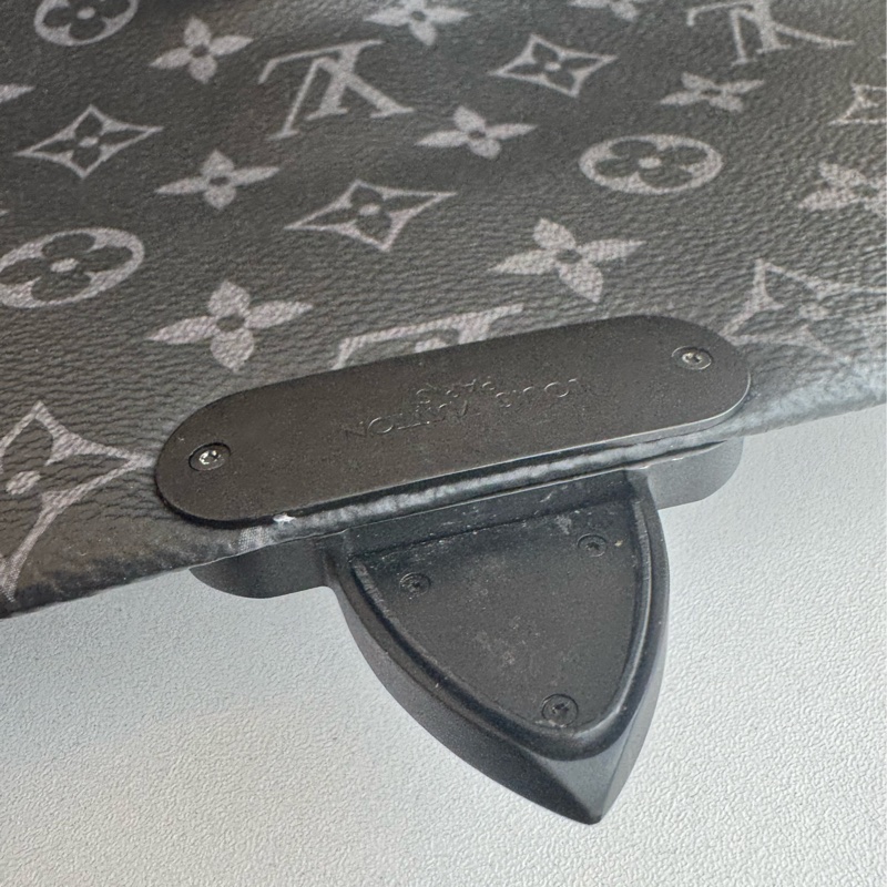 LV黑花紋吸釦斜背包 帥氣又有型😎-41