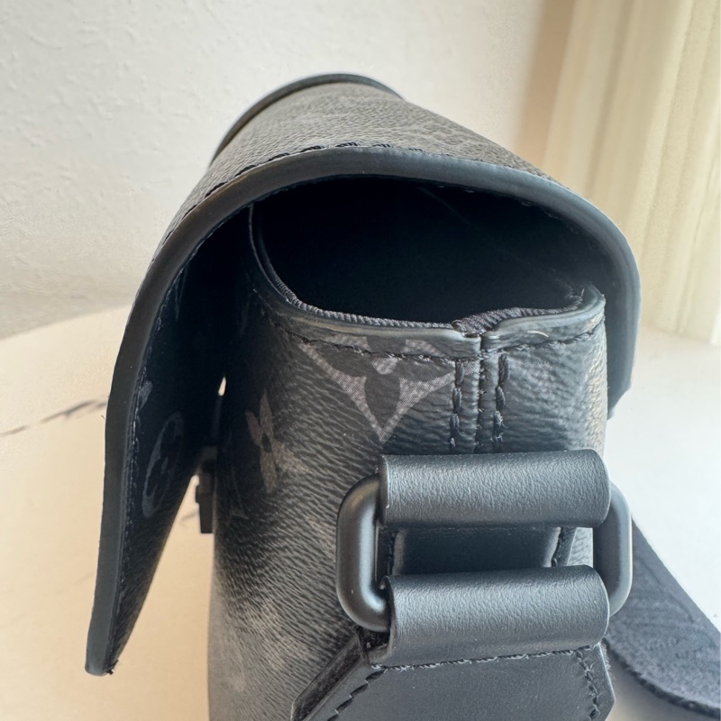 LV黑花紋吸釦斜背包 帥氣又有型😎-42