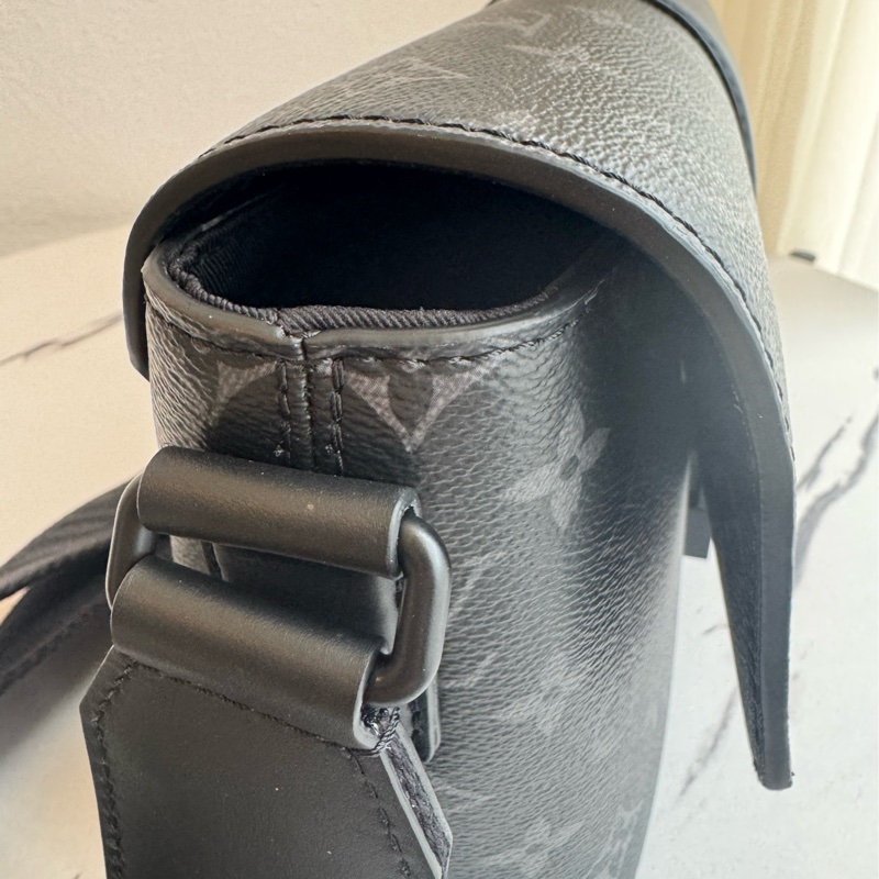 LV黑花紋吸釦斜背包 帥氣又有型😎-43