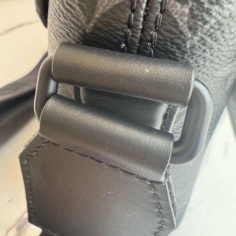 LV黑花紋吸釦斜背包 帥氣又有型😎-44