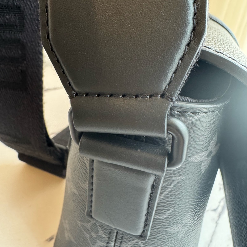 LV黑花紋吸釦斜背包 帥氣又有型😎-45