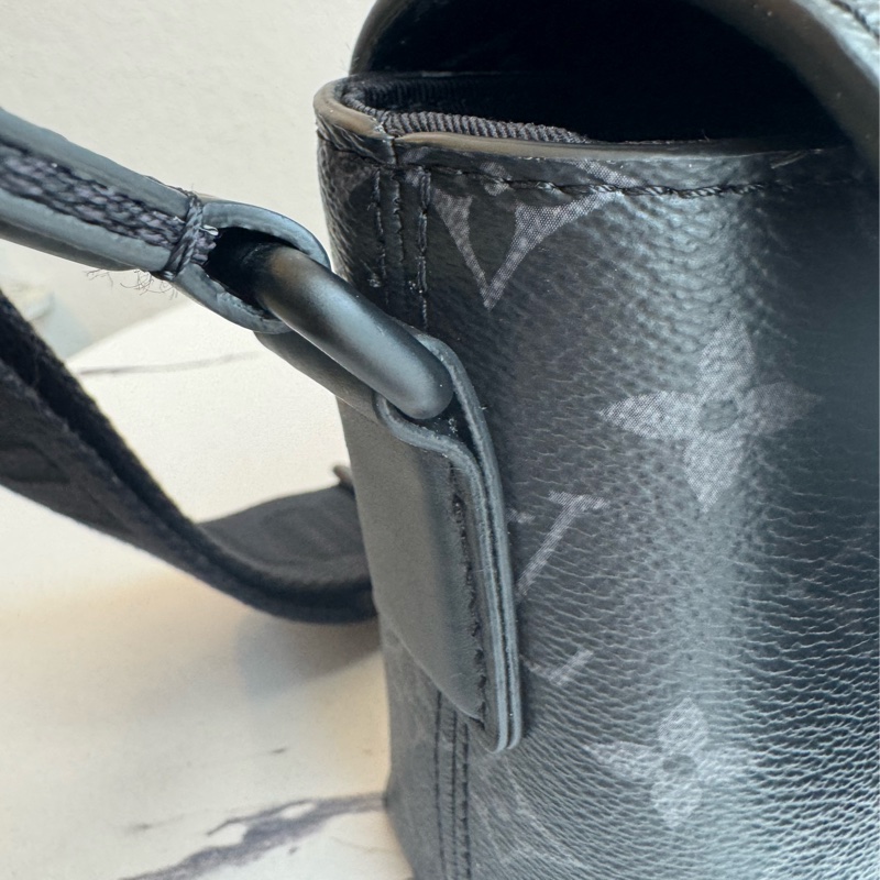 LV黑花紋吸釦斜背包 帥氣又有型😎-46