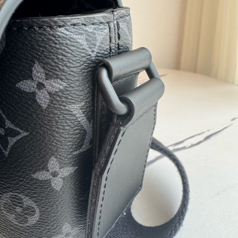 LV黑花紋吸釦斜背包 帥氣又有型😎-48