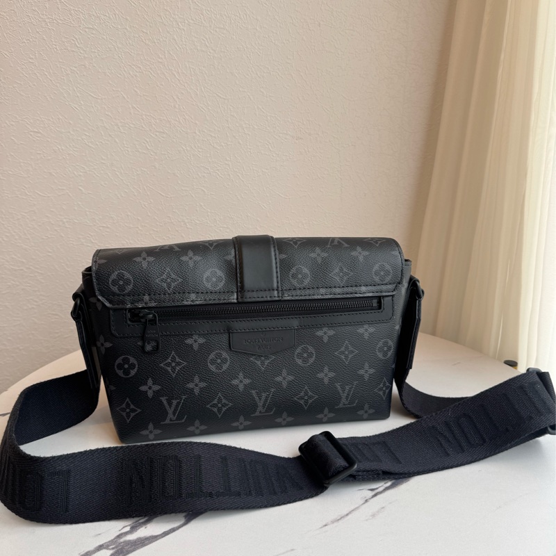 LV黑花紋吸釦斜背包 帥氣又有型😎-50