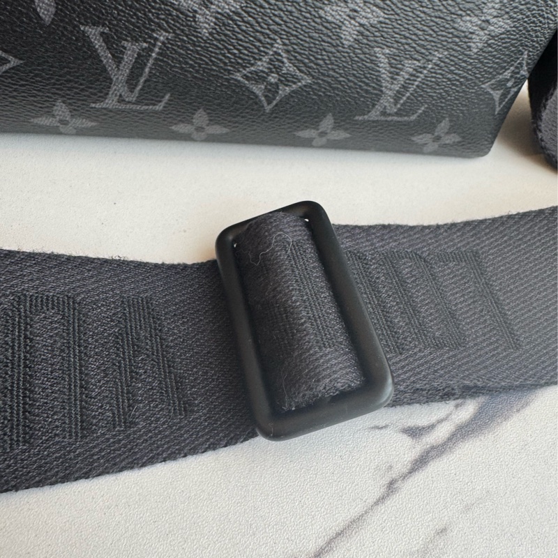 LV黑花紋吸釦斜背包 帥氣又有型😎-51