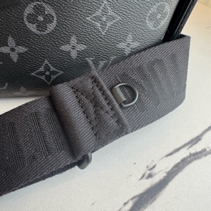 LV黑花紋吸釦斜背包 帥氣又有型😎-53