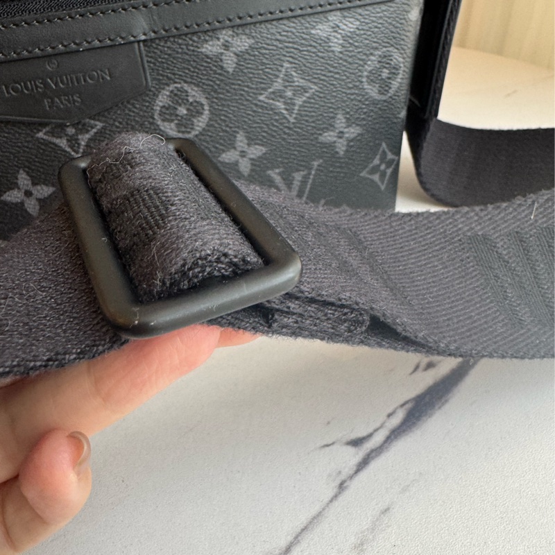 LV黑花紋吸釦斜背包 帥氣又有型😎-54