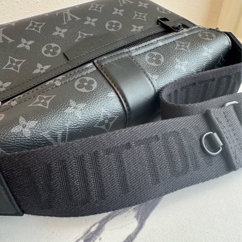 LV黑花紋吸釦斜背包 帥氣又有型😎-55