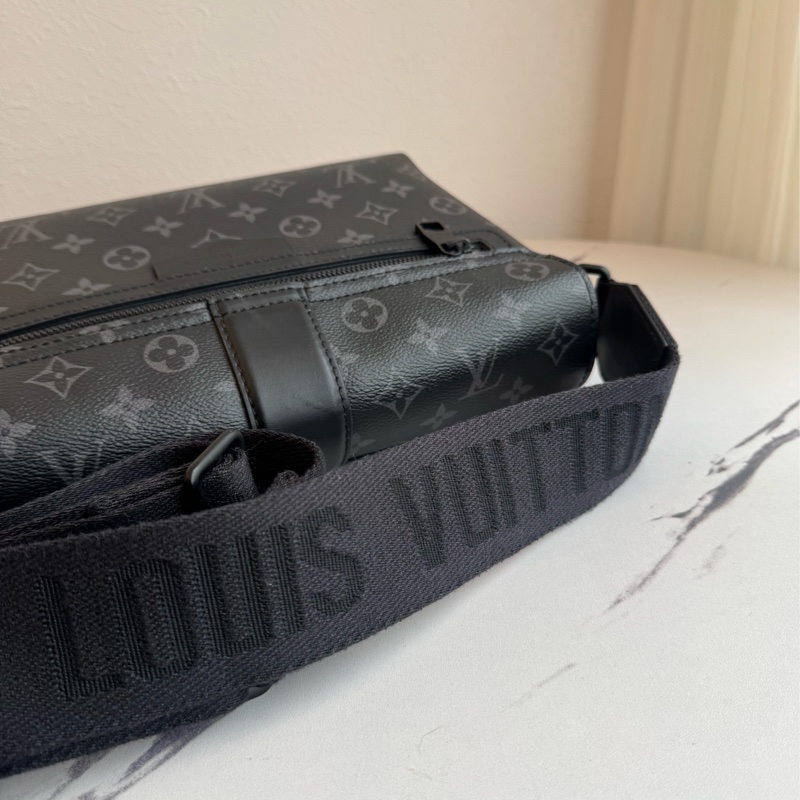 LV黑花紋吸釦斜背包 帥氣又有型😎-56