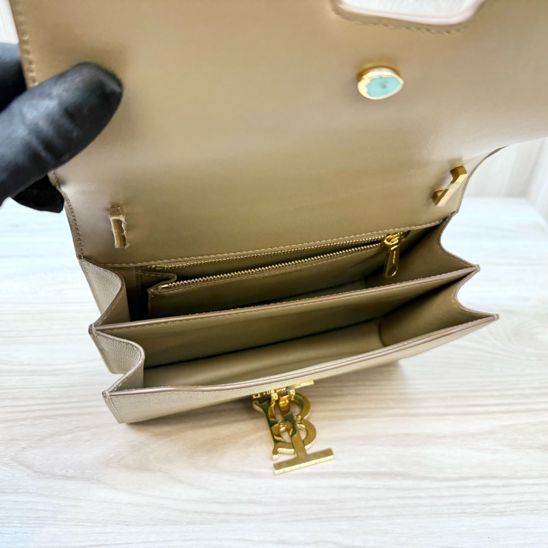 BURBERRY奶茶色粒面牛皮TB金釦雙層風琴包8020641-7