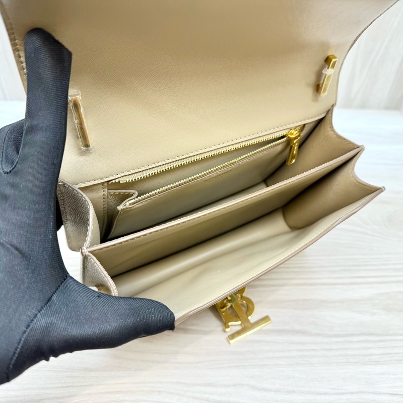 BURBERRY奶茶色粒面牛皮TB金釦雙層風琴包8020641-8