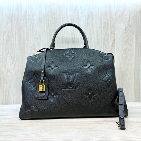 LV黑牛皮大壓紋GrandPalais肩斜背包M45811