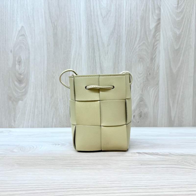 BV米黃小牛皮Cassette迷你編織水桶包-1