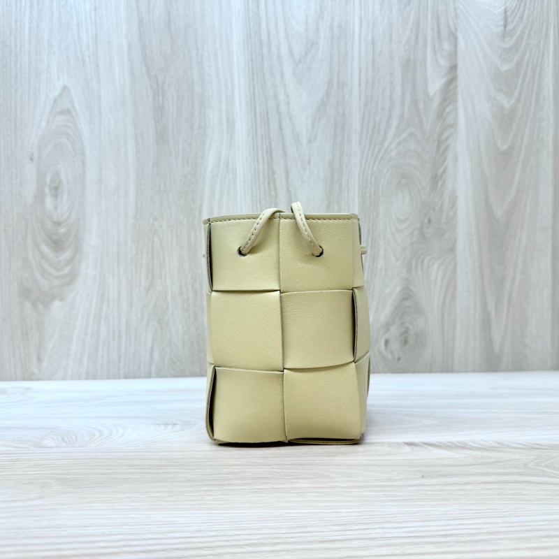 BV米黃小牛皮Cassette迷你編織水桶包-2