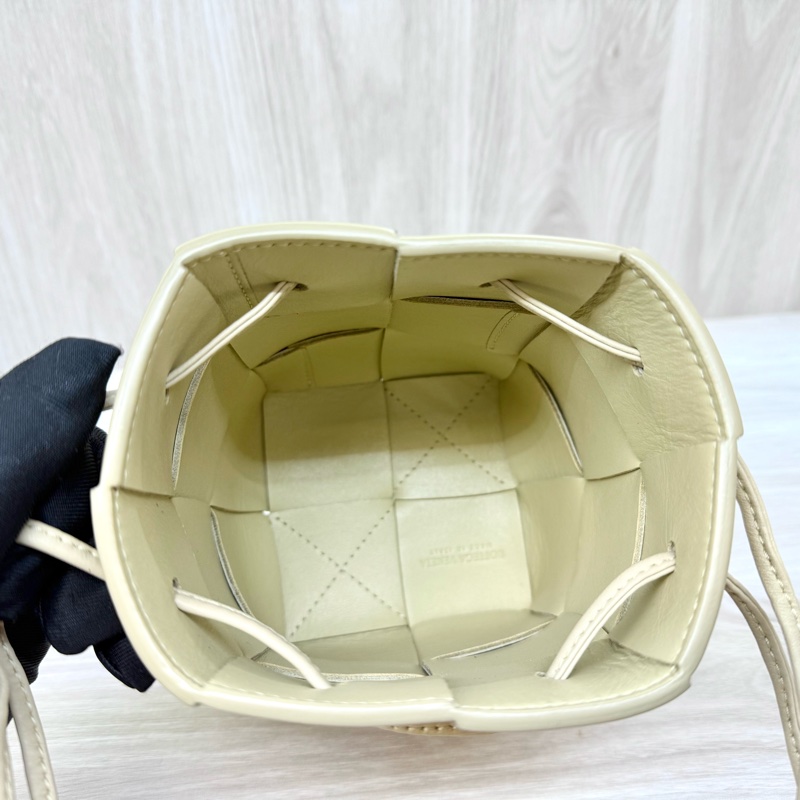 BV米黃小牛皮Cassette迷你編織水桶包-6