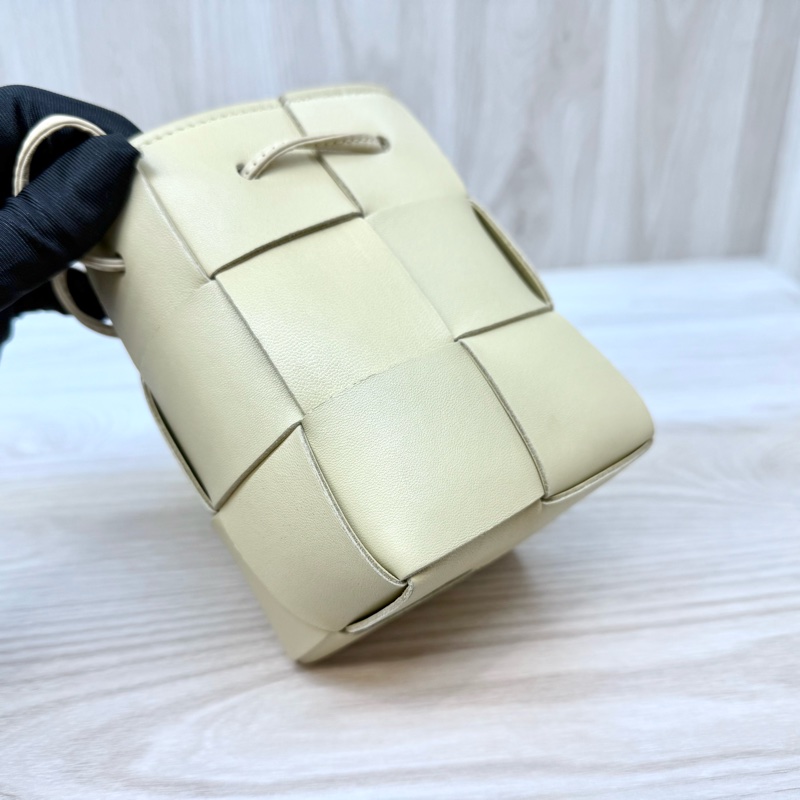 BV米黃小牛皮Cassette迷你編織水桶包-9