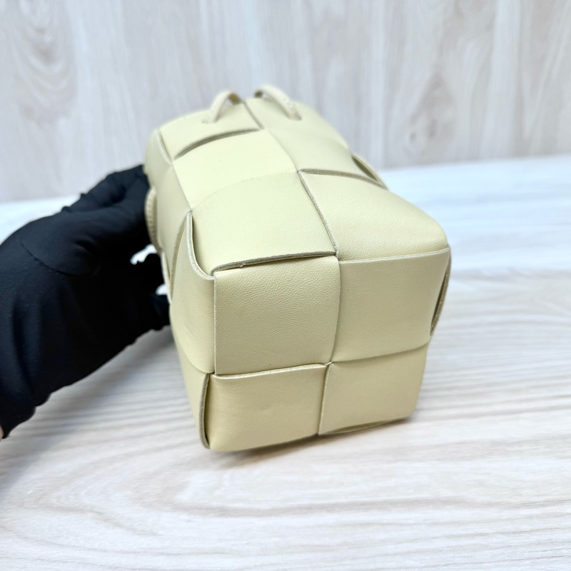 BV米黃小牛皮Cassette迷你編織水桶包-11