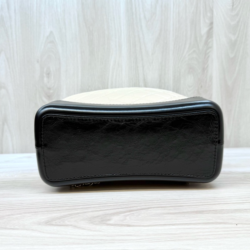 Chanel黑拚米鞣製牛皮霧銀流浪後背包-5