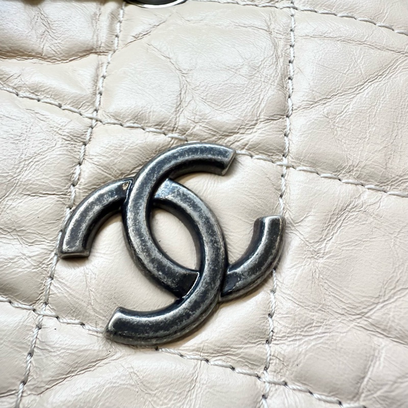 Chanel黑拚米鞣製牛皮霧銀流浪後背包-6