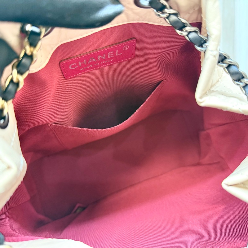 Chanel黑拚米鞣製牛皮霧銀流浪後背包-9